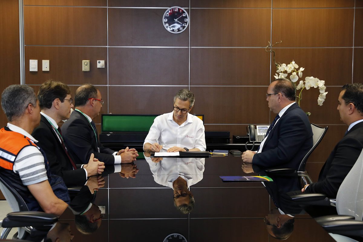 Assinado decreto que beneficia pequenas empresas atingidas pelas chuvas Assinado decreto que beneficia pequenas empresas atingidas pelas chuvas
