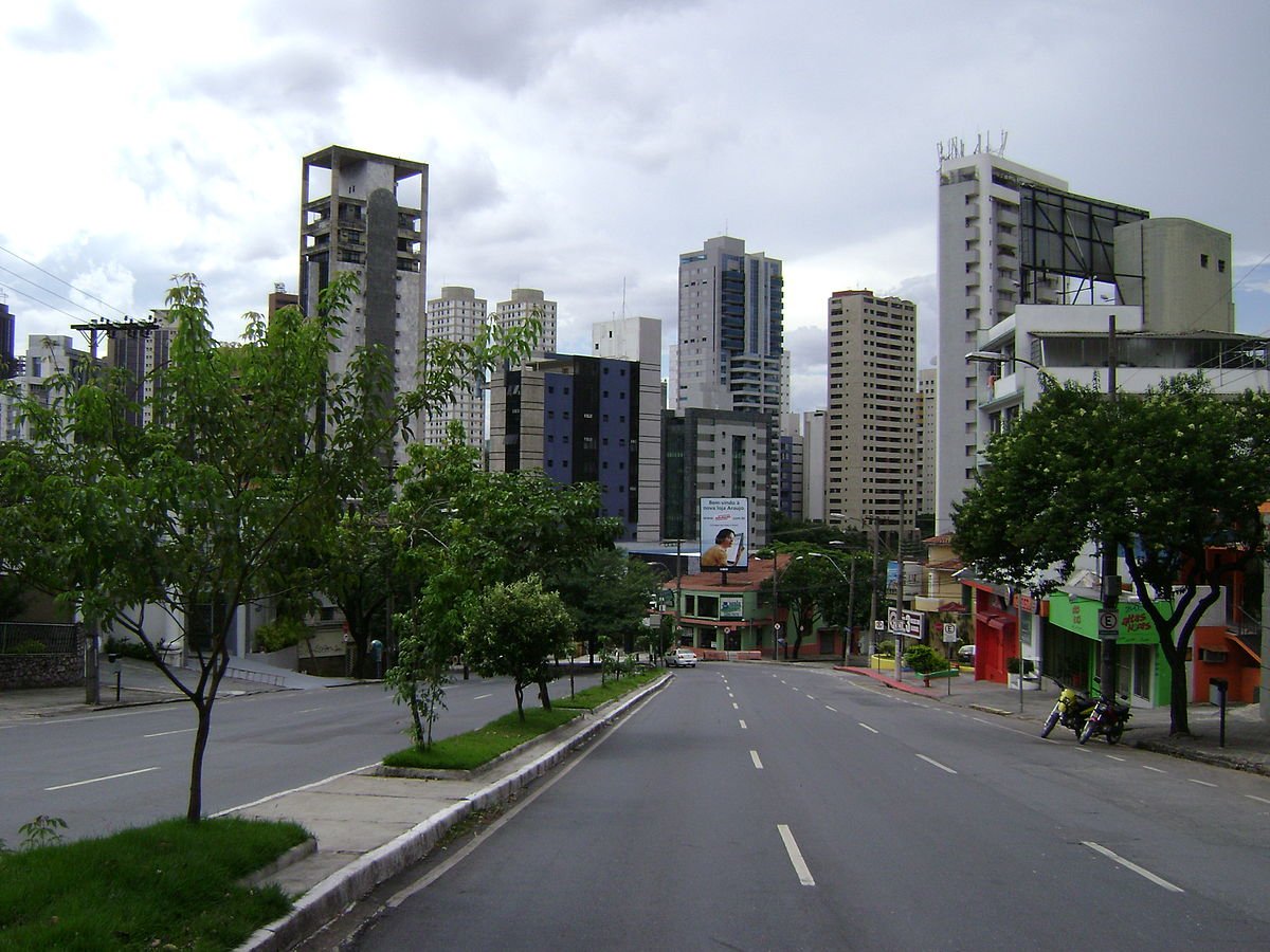 Em Belo Horizonte, lojas autorizadas a funcionar só podem atender da porta para fora