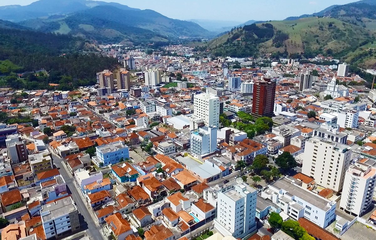 Comércio de Itajubá, no sul do estado, reabre com normas rígidas