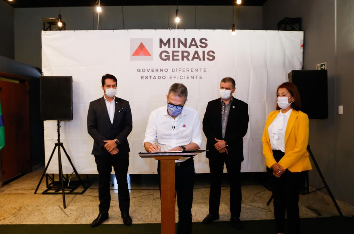 Zema entrega ambulâncias e inaugura leitos de UTI para tratamento de coronavírus em Guanhães, no Vale do Rio Doce