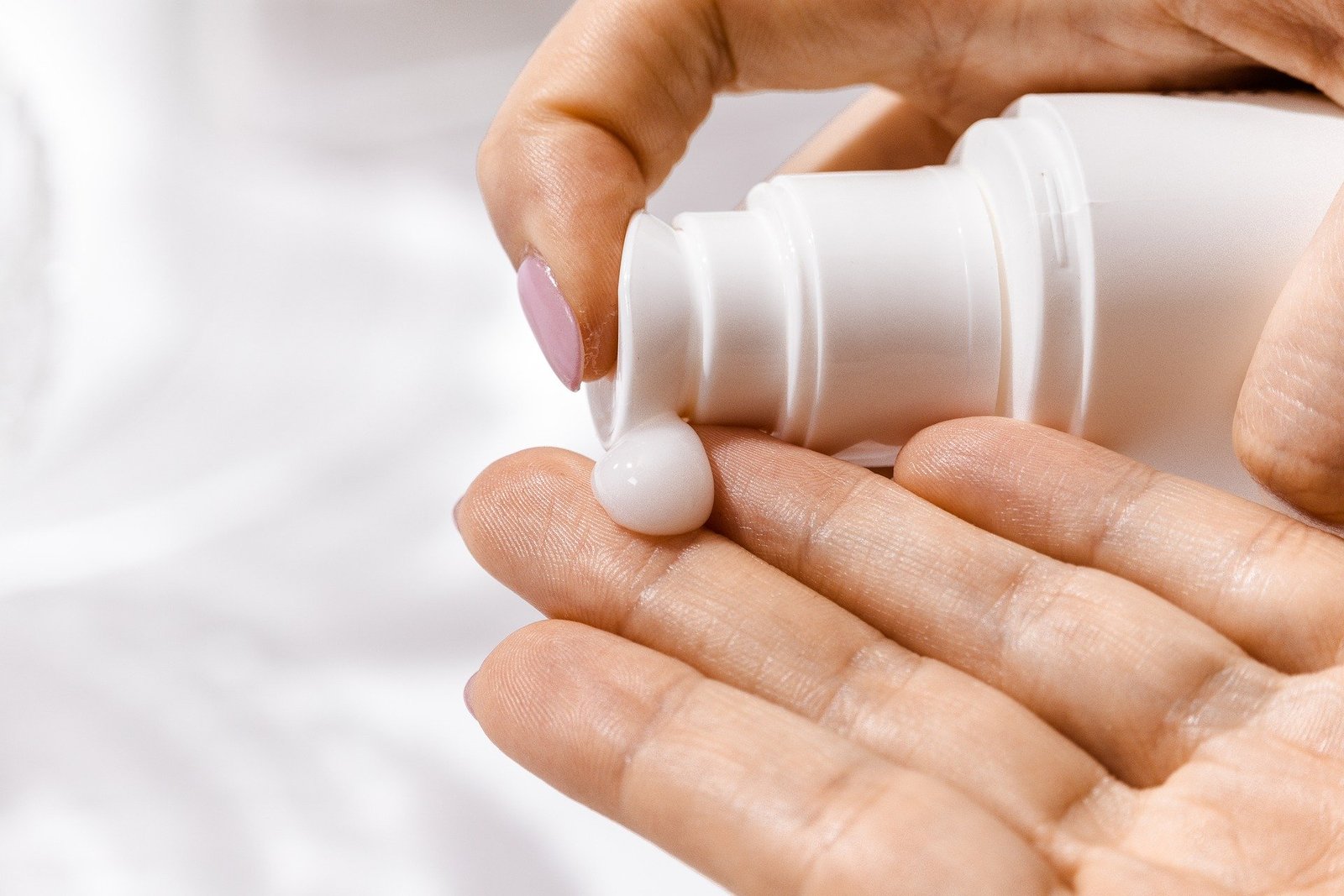 Uso prolongado do álcool gel provoca fissuras e ressecamento nas mãos